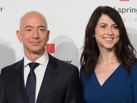 Vợ cũ tỉ phú Bezos giàu nhất thế giới hiến nửa gia tài làm từ thiện - Ảnh 1. Vợ cũ tỉ phú Bezos giàu nhất thế giới hiến nửa gia tài làm từ thiện - Ảnh 1.