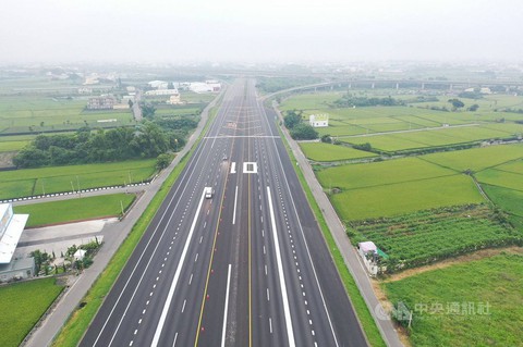 Tiêm kích Đài Loan đáp xuống đường cao tốc trong tập trận chống Trung Quốc - Ảnh 2. Tiêm kích Đài Loan đáp xuống đường cao tốc trong tập trận chống Trung Quốc - Ảnh 2.