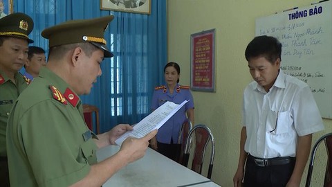 8 bị can liên quan vụ gian lận thi cử ở Sơn La bị khai trừ Đảng - Ảnh 1. 8 bị can liên quan vụ gian lận thi cử ở Sơn La bị khai trừ Đảng - Ảnh 1.