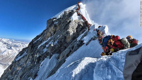 Đã có 11 người chết vì leo núi Everest từ đầu 2019, vì sao? - Ảnh 1. Đã có 11 người chết vì leo núi Everest từ đầu 2019, vì sao? - Ảnh 1.