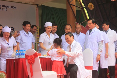 Thứ trưởng Bộ Y tế cho trẻ uống vitamin A hưởng ứng Ngày vi chất dinh dưỡng - Ảnh 1. Thứ trưởng Bộ Y tế cho trẻ uống vitamin A hưởng ứng Ngày vi chất dinh dưỡng - Ảnh 1.