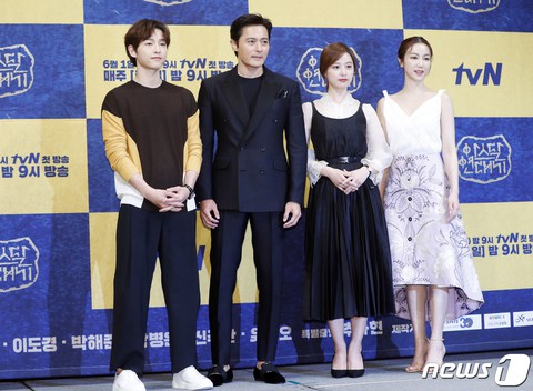Song Joong Ki bác tin đồn ly hôn, nói Song Hye Kyo luôn ủng hộ chồng - Ảnh 5. Song Joong Ki bác tin đồn ly hôn, nói Song Hye Kyo luôn ủng hộ chồng - Ảnh 5.
