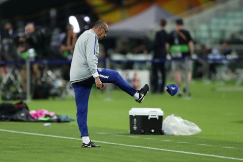 Luiz và Higuain cãi vã, HLV Sarri ném mũ bỏ dỡ buổi tập của Chelsea - Ảnh 3. Luiz và Higuain cãi vã, HLV Sarri ném mũ bỏ dỡ buổi tập của Chelsea - Ảnh 3.