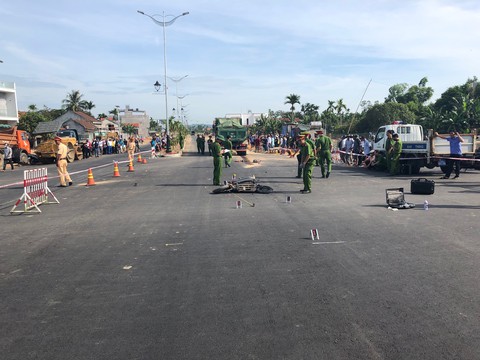 Cầu chưa thông xe, tài xế chạy ẩu tông chết nữ sinh - Ảnh 1. Cầu chưa thông xe, tài xế chạy ẩu tông chết nữ sinh - Ảnh 1.