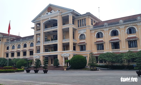 Thừa Thiên Huế cấm công chức đeo tai nghe xem phim trong giờ làm việc - Ảnh 1. Thừa Thiên Huế cấm công chức đeo tai nghe xem phim trong giờ làm việc - Ảnh 1.
