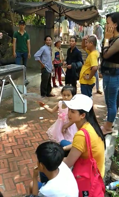 Dân phản ứng gay gắt khi mua vé còn bị thu phí đường lên núi Sam - Ảnh 1. Dân phản ứng gay gắt khi mua vé còn bị thu phí đường lên núi Sam - Ảnh 1.