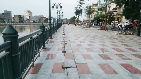 Vỉa hè tiền tỉ vừa khánh thành đã... lún nứt - Ảnh 2. Vỉa hè tiền tỉ vừa khánh thành đã... lún nứt - Ảnh 2.