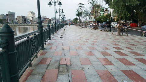 Vỉa hè tiền tỉ vừa khánh thành đã... lún nứt - Ảnh 4. Vỉa hè tiền tỉ vừa khánh thành đã... lún nứt - Ảnh 4.