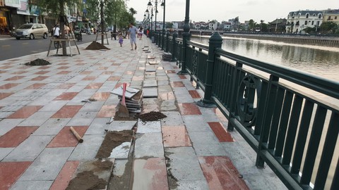 Vỉa hè tiền tỉ vừa khánh thành đã... lún nứt - Ảnh 1. Vỉa hè tiền tỉ vừa khánh thành đã... lún nứt - Ảnh 1.