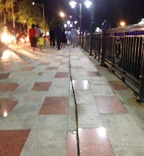 Vỉa hè tiền tỉ vừa khánh thành đã... lún nứt - Ảnh 3. Vỉa hè tiền tỉ vừa khánh thành đã... lún nứt - Ảnh 3.
