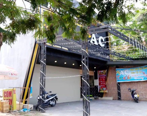 Nổ súng ở quán karaoke, 2 nhân viên trúng đạn trọng thương - Ảnh 1. Nổ súng ở quán karaoke, 2 nhân viên trúng đạn trọng thương - Ảnh 1.