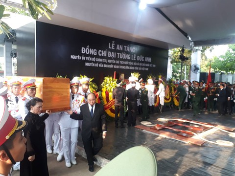 Tiễn đưa nguyên Chủ tịch nước Lê Đức Anh về nơi an nghỉ ngàn thu - Ảnh 1. Tiễn đưa nguyên Chủ tịch nước Lê Đức Anh về nơi an nghỉ ngàn thu - Ảnh 1.