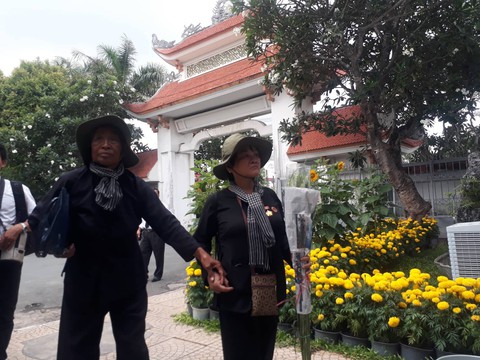 Bà con TP.HCM đội mưa chờ đón linh cữu nguyên Chủ tịch nước Lê Đức Anh - Ảnh 6. Bà con TP.HCM đội mưa chờ đón linh cữu nguyên Chủ tịch nước Lê Đức Anh - Ảnh 6.