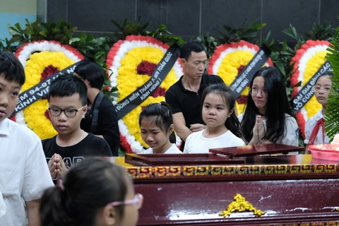 Hàng nghìn người xếp hàng từ sớm tiễn đưa cô giáo Quỳnh - Ảnh 9. Hàng nghìn người xếp hàng từ sớm tiễn đưa cô giáo Quỳnh - Ảnh 9.