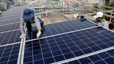 Nhà xưởng, cao ốc cũng rầm rộ đầu tư sử dụng điện mặt trời - Ảnh 1. Nhà xưởng, cao ốc cũng rầm rộ đầu tư sử dụng điện mặt trời - Ảnh 1.
