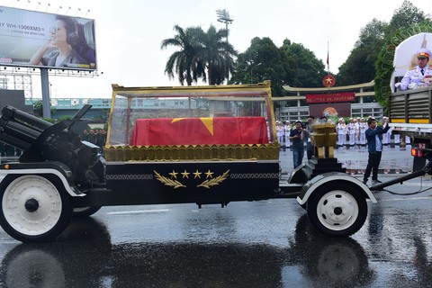 Tiễn đưa nguyên Chủ tịch nước Lê Đức Anh về nơi an nghỉ ngàn thu - Ảnh 11. Tiễn đưa nguyên Chủ tịch nước Lê Đức Anh về nơi an nghỉ ngàn thu - Ảnh 11.