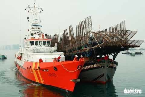 Cứu tàu câu mực cùng 52 ngư dân trôi dạt trên biển Hoàng Sa - Ảnh 2. Cứu tàu câu mực cùng 52 ngư dân trôi dạt trên biển Hoàng Sa - Ảnh 2.