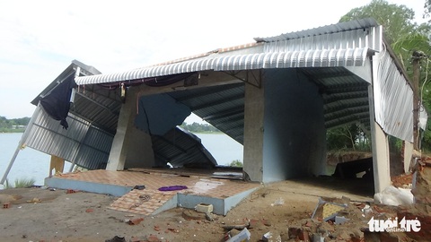 Nhà sạt lở trong đêm, bà cụ 89 tuổi chết do không kịp thoát thân - Ảnh 1. Nhà sạt lở trong đêm, bà cụ 89 tuổi chết do không kịp thoát thân - Ảnh 1.