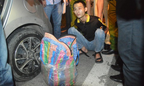 Kiểm tra xe vi phạm giao thông, phát hiện quà quê là... 4kg ma túy đá - Ảnh 1. Kiểm tra xe vi phạm giao thông, phát hiện quà quê là... 4kg ma túy đá - Ảnh 1.