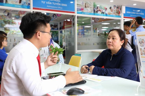 UEF hút thí sinh trong ngày đầu nhận hồ sơ xét tuyển học bạ - Ảnh 4. UEF hút thí sinh trong ngày đầu nhận hồ sơ xét tuyển học bạ - Ảnh 4.