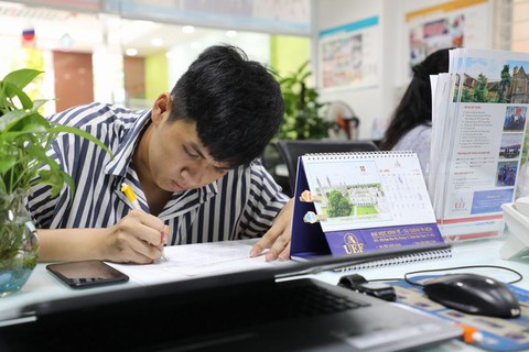 UEF hút thí sinh trong ngày đầu nhận hồ sơ xét tuyển học bạ - Ảnh 5. UEF hút thí sinh trong ngày đầu nhận hồ sơ xét tuyển học bạ - Ảnh 5.
