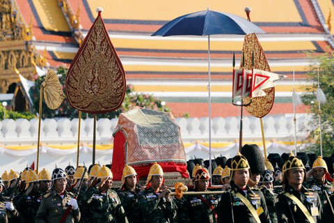 Lễ đăng cơ nhà vua Thái Vajiralongkorn qua những con số - Ảnh 3. Lễ đăng cơ nhà vua Thái Vajiralongkorn qua những con số - Ảnh 3.