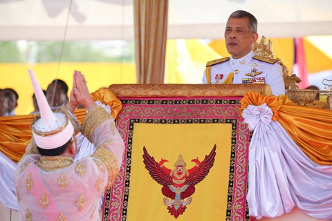Lễ đăng cơ nhà vua Thái Vajiralongkorn qua những con số - Ảnh 1. Lễ đăng cơ nhà vua Thái Vajiralongkorn qua những con số - Ảnh 1.