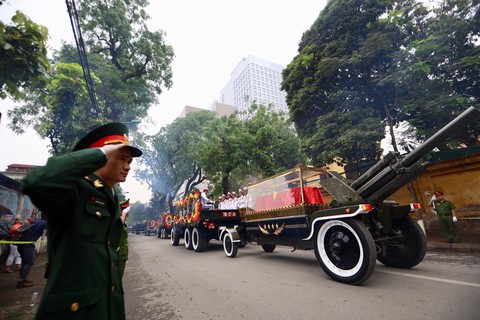 Đưa linh cữu nguyên Chủ tịch nước Lê Đức Anh vào TP.HCM an táng - Ảnh 7. Đưa linh cữu nguyên Chủ tịch nước Lê Đức Anh vào TP.HCM an táng - Ảnh 7.