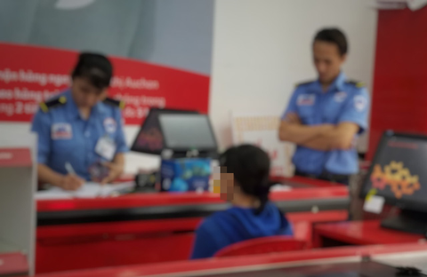 Tái diễn nạn trộm cắp, xé hàng trong siêu thị Auchan - Ảnh 2. Tái diễn nạn trộm cắp, xé hàng trong siêu thị Auchan - Ảnh 2.