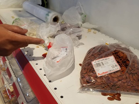 Tái diễn nạn trộm cắp, xé hàng trong siêu thị Auchan - Ảnh 7. Tái diễn nạn trộm cắp, xé hàng trong siêu thị Auchan - Ảnh 7.