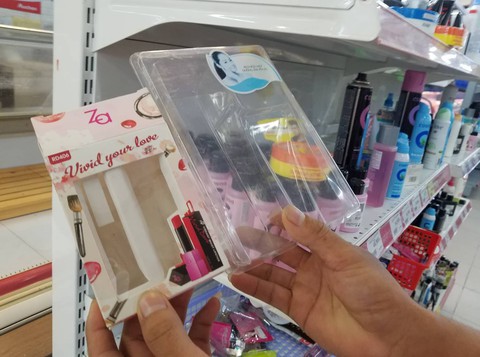 Tái diễn nạn trộm cắp, xé hàng trong siêu thị Auchan - Ảnh 4. Tái diễn nạn trộm cắp, xé hàng trong siêu thị Auchan - Ảnh 4.
