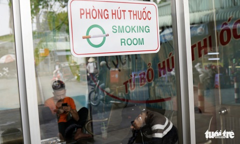 Hút thuốc vô tư ở bệnh viện, bến xe trong tuần lễ… không thuốc lá - Ảnh 14. Hút thuốc vô tư ở bệnh viện, bến xe trong tuần lễ… không thuốc lá - Ảnh 14.
