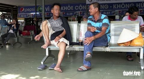 Hút thuốc vô tư ở bệnh viện, bến xe trong tuần lễ… không thuốc lá - Ảnh 13. Hút thuốc vô tư ở bệnh viện, bến xe trong tuần lễ… không thuốc lá - Ảnh 13.