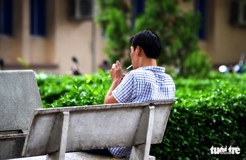 Hút thuốc vô tư ở bệnh viện, bến xe trong tuần lễ… không thuốc lá - Ảnh 4. Hút thuốc vô tư ở bệnh viện, bến xe trong tuần lễ… không thuốc lá - Ảnh 4.