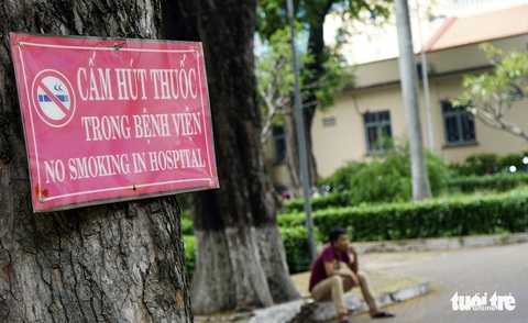 Hút thuốc vô tư ở bệnh viện, bến xe trong tuần lễ… không thuốc lá - Ảnh 12. Hút thuốc vô tư ở bệnh viện, bến xe trong tuần lễ… không thuốc lá - Ảnh 12.