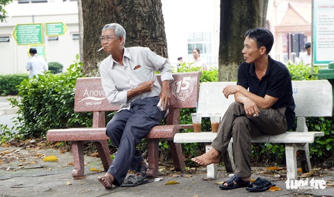 Hút thuốc vô tư ở bệnh viện, bến xe trong tuần lễ… không thuốc lá - Ảnh 7. Hút thuốc vô tư ở bệnh viện, bến xe trong tuần lễ… không thuốc lá - Ảnh 7.