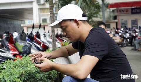 Hút thuốc vô tư ở bệnh viện, bến xe trong tuần lễ… không thuốc lá - Ảnh 8. Hút thuốc vô tư ở bệnh viện, bến xe trong tuần lễ… không thuốc lá - Ảnh 8.