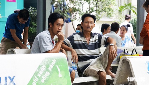 Hút thuốc vô tư ở bệnh viện, bến xe trong tuần lễ… không thuốc lá - Ảnh 10. Hút thuốc vô tư ở bệnh viện, bến xe trong tuần lễ… không thuốc lá - Ảnh 10.