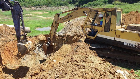 Đang đào bới vị trí nghi doanh nghiệp xả thải ra sông La Ngà - Ảnh 1. Đang đào bới vị trí nghi doanh nghiệp xả thải ra sông La Ngà - Ảnh 1.