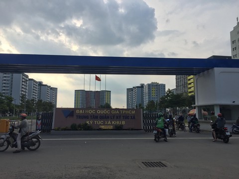Ký túc xá ĐHQG TP.HCM thu tiền trước một năm, sinh viên bức xúc - Ảnh 1. Ký túc xá ĐHQG TP.HCM thu tiền trước một năm, sinh viên bức xúc - Ảnh 1.