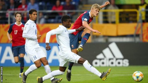 Tiền đạo Haaland đi vào lịch sử khi ghi 9 bàn trong một trận ở U20 World Cup 2019 - Ảnh 2. Tiền đạo Haaland đi vào lịch sử khi ghi 9 bàn trong một trận ở U20 World Cup 2019 - Ảnh 2.