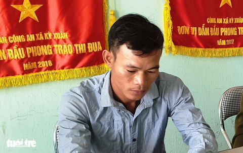 Công an viên thừa nhận còng tay, dùng gậy đánh bé gái thiểu năng - Ảnh 1. Công an viên thừa nhận còng tay, dùng gậy đánh bé gái thiểu năng - Ảnh 1.