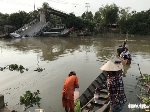 Cầu Tân Nghĩa sập do xe quá tải trọng - Ảnh 4. Cầu Tân Nghĩa sập do xe quá tải trọng - Ảnh 4.