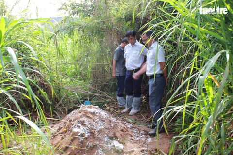 Dân phản đối chôn lấp heo bệnh cạnh khu dân cư - Ảnh 1. Dân phản đối chôn lấp heo bệnh cạnh khu dân cư - Ảnh 1.