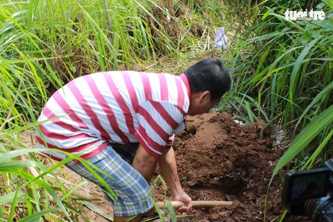 Dân phản đối chôn lấp heo bệnh cạnh khu dân cư - Ảnh 2. Dân phản đối chôn lấp heo bệnh cạnh khu dân cư - Ảnh 2.