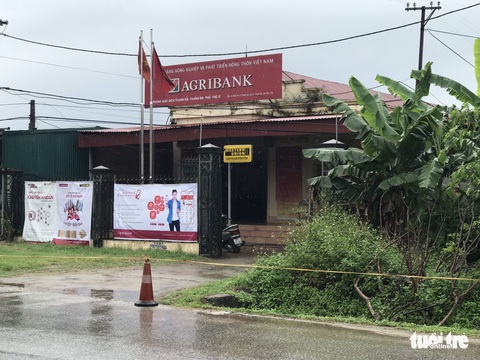Tên cướp mặc áo mưa lao vào chi nhánh Agribank lấy đi 500 triệu đồng - Ảnh 1. Tên cướp mặc áo mưa lao vào chi nhánh Agribank lấy đi 500 triệu đồng - Ảnh 1.