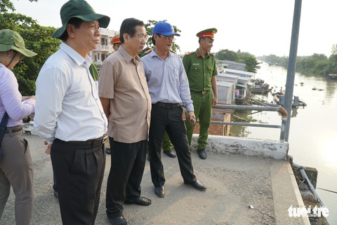 Cầu Tân Nghĩa sập do xe quá tải trọng - Ảnh 3. Cầu Tân Nghĩa sập do xe quá tải trọng - Ảnh 3.