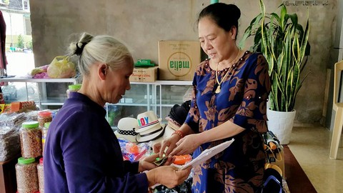 Người hùng trong trận lũ dữ liệt giường, mẹ già hành khất cứu con - Ảnh 3. Người hùng trong trận lũ dữ liệt giường, mẹ già hành khất cứu con - Ảnh 3.