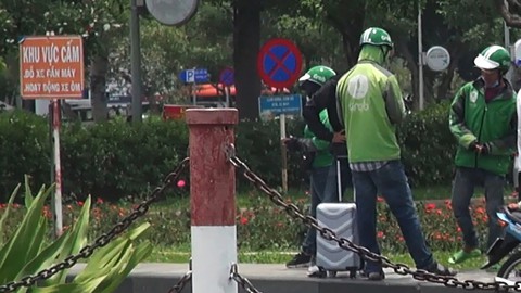 GrabBike dỏm tung hoành bến xe, sân bay, chặt chém hơn xe ôm - Ảnh 1. GrabBike dỏm tung hoành bến xe, sân bay, chặt chém hơn xe ôm - Ảnh 1.