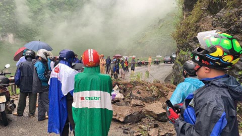 Hà Giang: Sạt lở đá ở đèo Mã Pí Lèng, 2 người nhập viện - Ảnh 1. Hà Giang: Sạt lở đá ở đèo Mã Pí Lèng, 2 người nhập viện - Ảnh 1.
